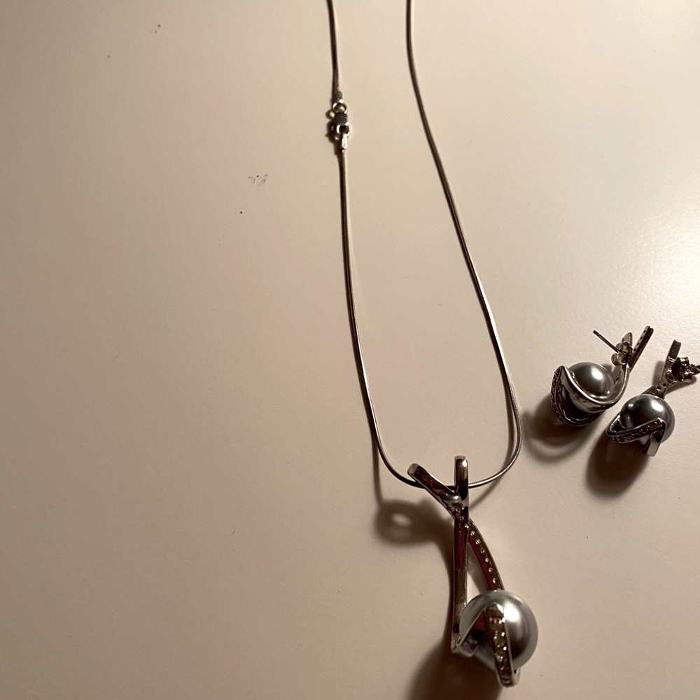 Silver and onyx pearl necklace and earrings
